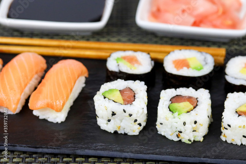 assiette de sushi et maki 