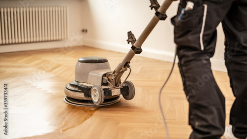 Obraz na płótnie Handwerker ölt einen tollen Holzboden aus Eiche mit speziellem Holzöl