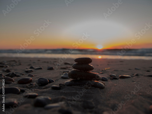 kamienie zachód słońca nad morzem Bałtyckim w Polsce 