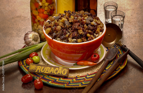 The rubacao dish is typical of northeastern Brazil. In addition to rice, green beans, rennet cheese and beef jerky, it also includes cream or milk. It is wet and tasty.