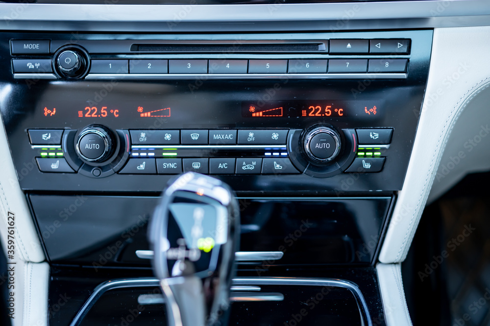 Cluj-Napoca,Cluj/Romania-01.24.2020-Bmw 750d climate unit and automatic  gear knob, close up photo, heated seats button, ventilated seats switch,  digital temperature illustration Stock Photo | Adobe Stock