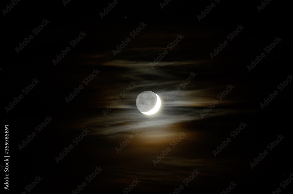 Obraz premium full moon over dark mountain silouette