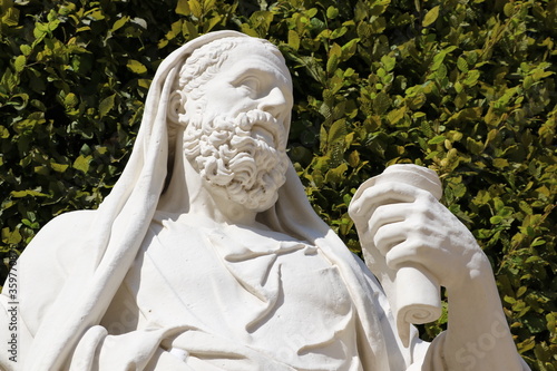 Sculpture dans les jardins du Château de Versailles photo