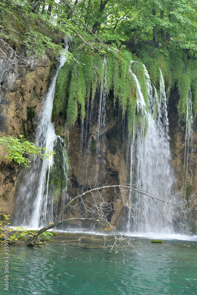 Fototapeta premium WATERFALLS IN THE PLITVICE LAKES NATIONAL PARK IN CROATIA. 