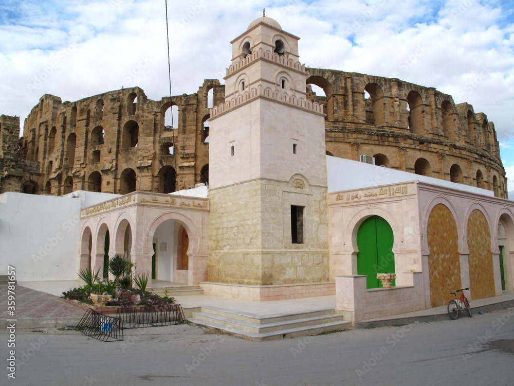 THE TOWN OF EL JEM IN TUNISIA. MOSQUE AND ROMAN AMPHITHEATRE. 