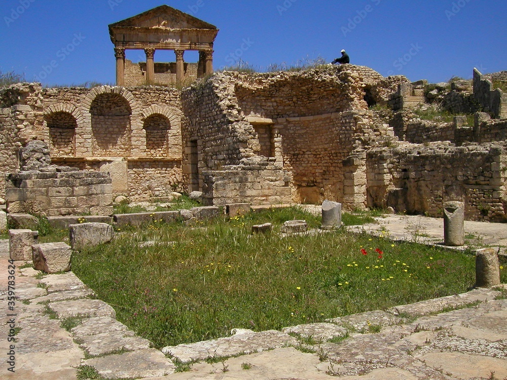 Fototapeta premium DOUGGA, TUNISIA. ROMAN RUINS IN NORTHERN TUNISIA.