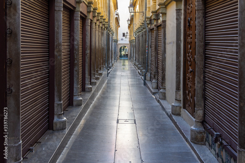 Perspective of the empty Ermita street in the Alcaiceria de Granada with all the shops closed © Miguel Ángel RM