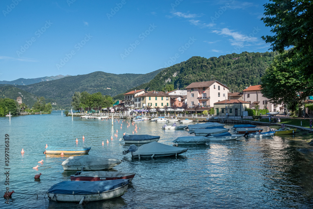 Ceresio 01 - E' il nome del lago di Lugano, a cavallo fra Italia e Svizzera, costellato di paeini pittoreschi che si specchiano nelle acque tranquille.