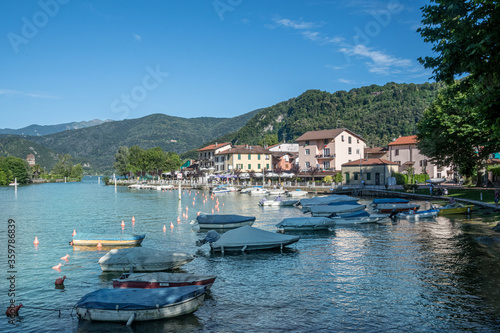 Ceresio 01 - E' il nome del lago di Lugano, a cavallo fra Italia e Svizzera, costellato di paeini pittoreschi che si specchiano nelle acque tranquille.