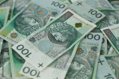 Banknoty 100 PLN, polskie pieniądze. © Jan