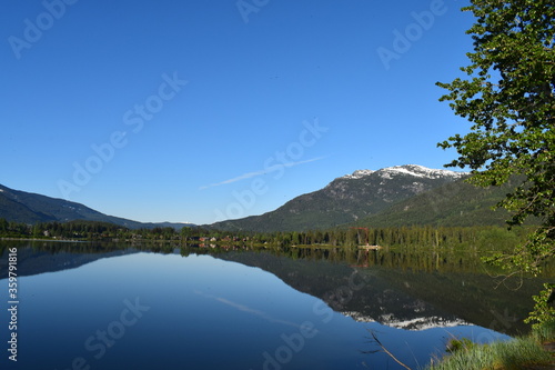 Fototapeta Naklejka Na Ścianę i Meble -  a lake in whistler canada mirror reflection