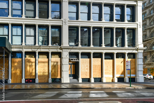 Obraz na plátně Boarded Up Stores - New York City