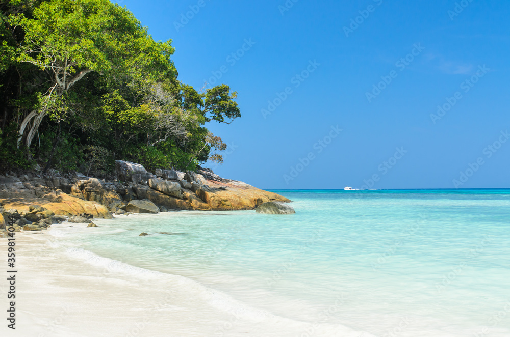 Fototapeta premium Beautiful beach on Tachai island in Southern of Thailand