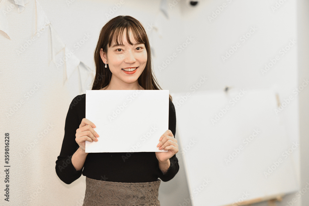 パネルを持つ女性 パネルを持つ女性