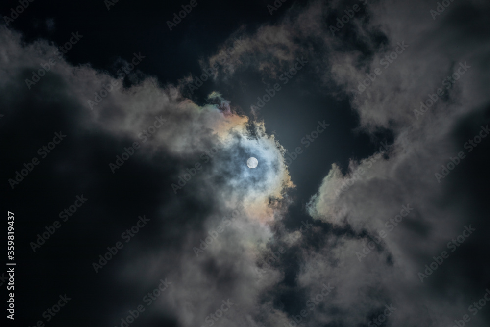 雲の中の部分日食