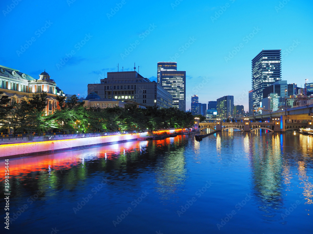 夕暮れの大阪中之島 鉾流橋から公会堂や水晶橋を見る