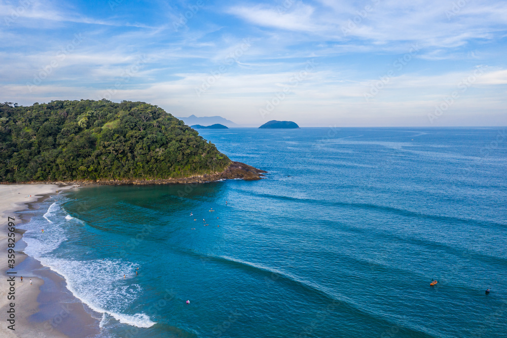 lindas imagens aéreas da praia do Engenho, litoral Norte de São Paulo. Mata Atlantica, vegetação e pessoas praticando surf