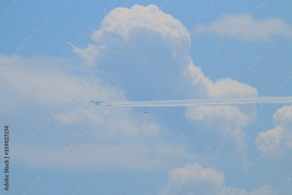 雲とブルーインパルス 雲とブルーインパルス