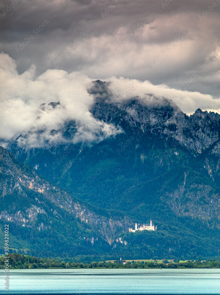 Dramatische Wolken über dem Forggensee in Bayern