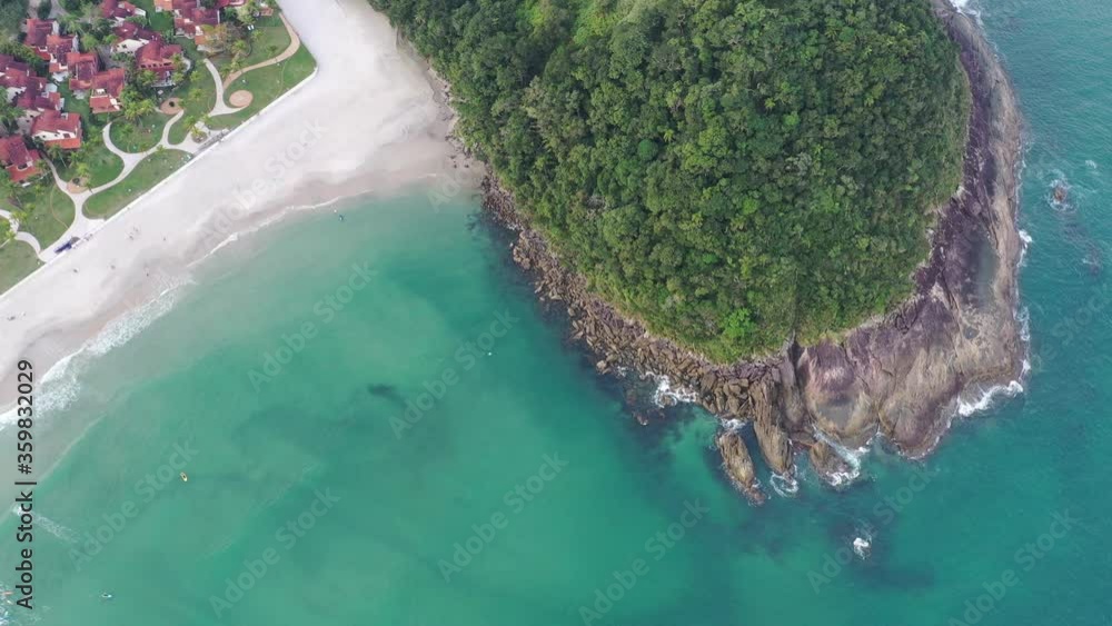 imagem aérea da linda praia do Engenho, litoral Norte de São Paulo incluindo a vegetação da mata Atlântica, surfistas e banhistas