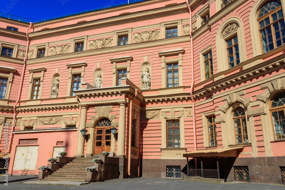 Fototapeta premium St. Michael's Castle also called Mikhailovsky Castle or Engineers' Castle is a former royal residence of Emperor Paul I in the historic centre of Saint Petersburg, Russia