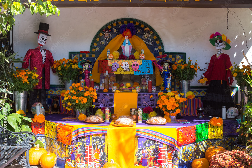 San Diego, CA, USA - October 27, 2014 Day of the Dead Decorated Alter - obrazy, fototapety, plakaty 