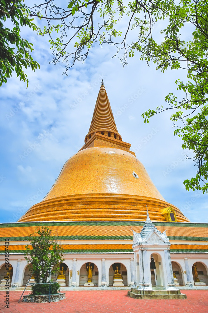 Fototapeta premium The tallest Stupa Phra Pathomchedi.