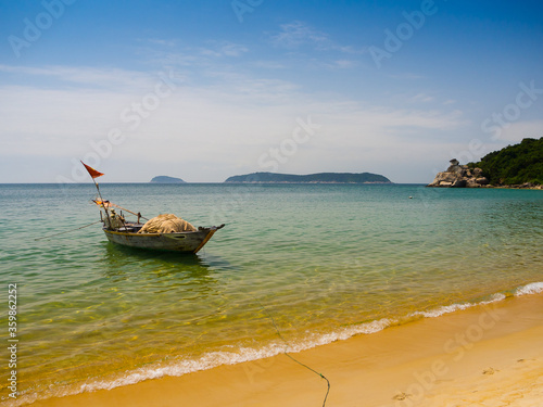 Beautiful view of a boat in the water in a sunny day, in Vietnam. Hoian is recognized as a World Heritage Site by UNESCO © Fotos 593