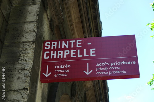 Panneau sur fond rouge avec inscription: Sainte Chapelle. Paris. France. 