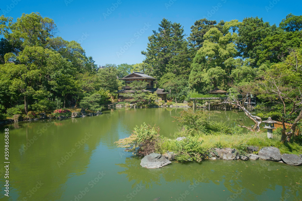 京都御苑内にある旧九条家庭園「拾翠亭」の美しい初夏の風景です