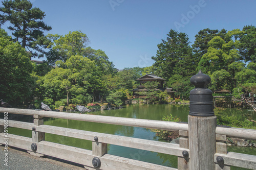 京都御苑内の九条池と池に架かる高倉橋から見える拾翠亭と初夏の風景です
