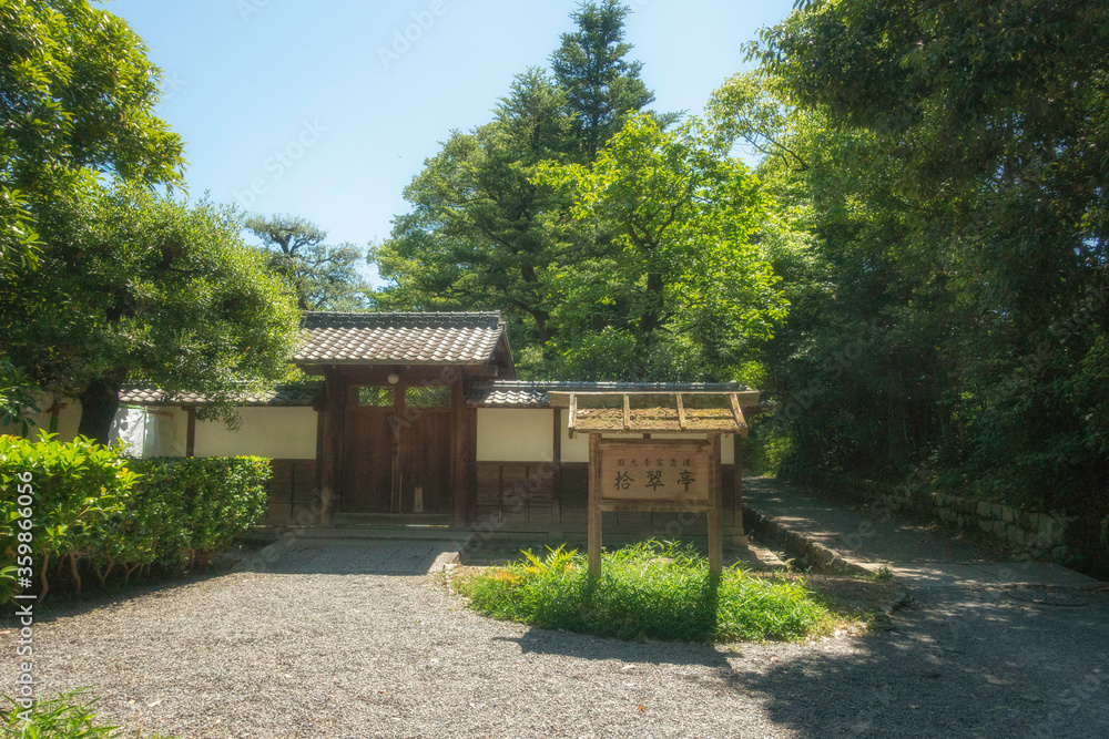 京都御苑内の九條邸跡庭園・拾翠亭の正面口の風景です