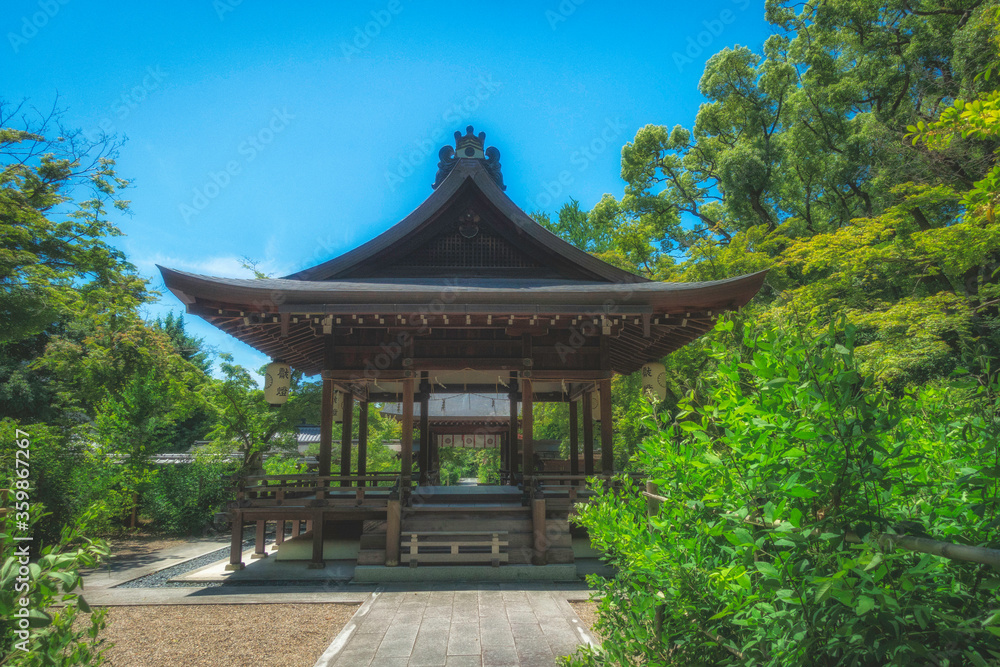 京都、梨木神社の拝殿と新緑の風景です 京都、梨木神社の拝殿と新緑の風景です