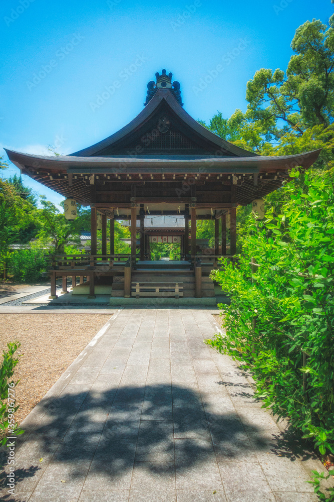 京都、梨木神社の拝殿と新緑の風景です 京都、梨木神社の拝殿と新緑の風景です