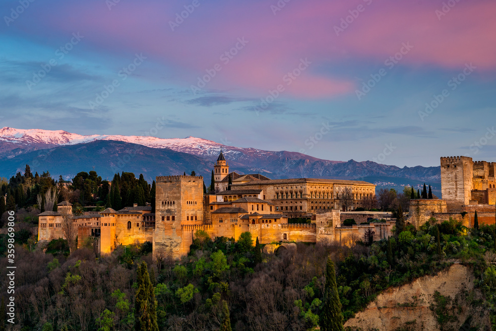 Nubes rojas de atardecer sobre el palacio de La Alhambra en Granada, Andalucia, España