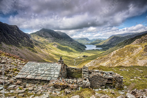 Fotografie Warnscale Bothy overlooking Buttermere in the English Lake District, view looking down from the top of the mountain towards Crummock Water with Haystacks in the view