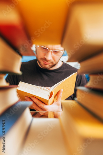 Fotografie professor in the library studies ancient books - scientific research work