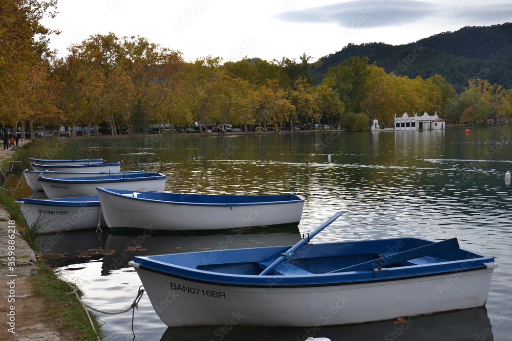 Barcas en un lago en otoño
