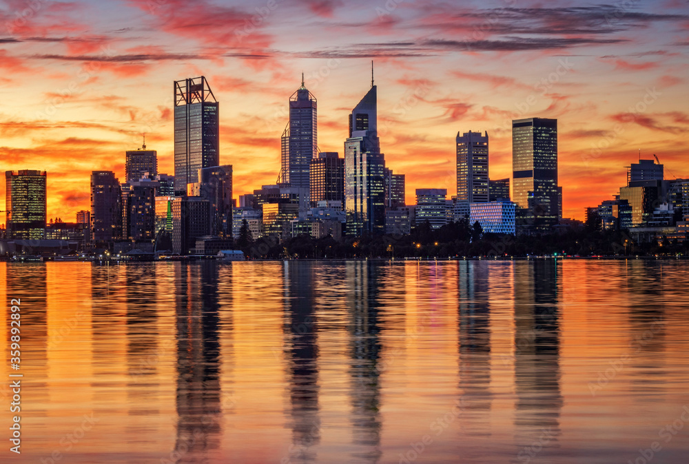 Fototapeta premium Piękny obraz lustrzany Zachód słońca nad miastem Perth w Australii