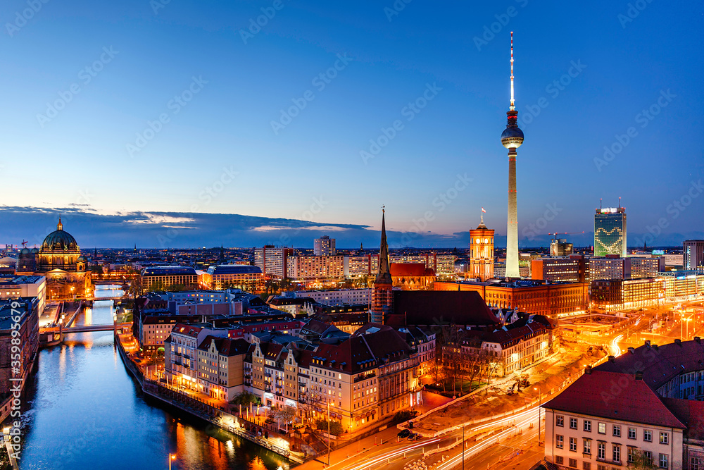 Fototapeta premium Berlin nocny widok z lotu ptaka gród z wieży telewizyjnej