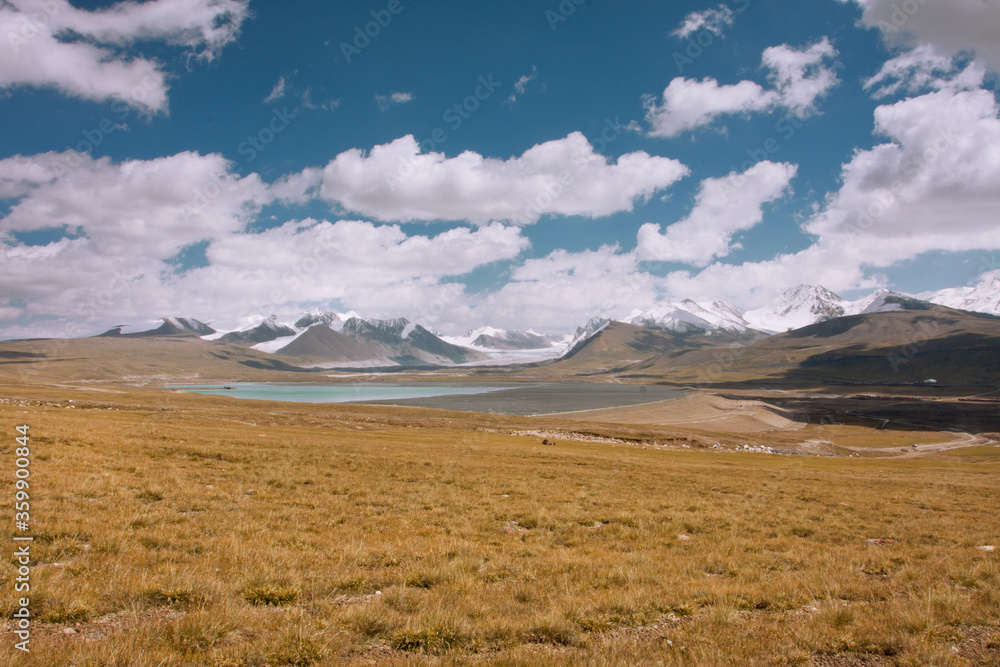 Obraz premium Artificial reservoir in the mountains of Central Asia at height of 4,000 meters
