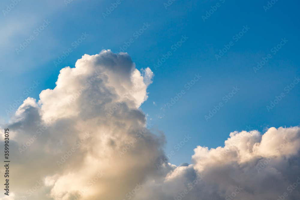 太陽の光が綺麗な夕暮れの空と雲 Stock Photo Adobe Stock