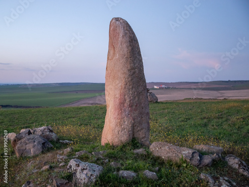 Valokuva menhir in spain at the fall of the sun