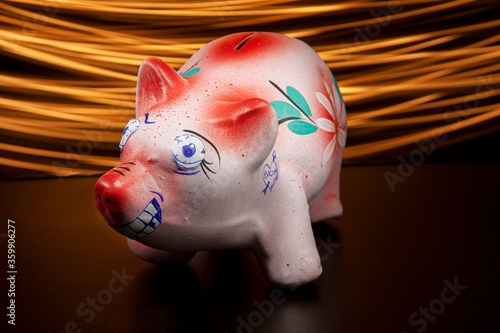 Cofre de porquinho feito em cerâmica e desenhado com caneta photo
