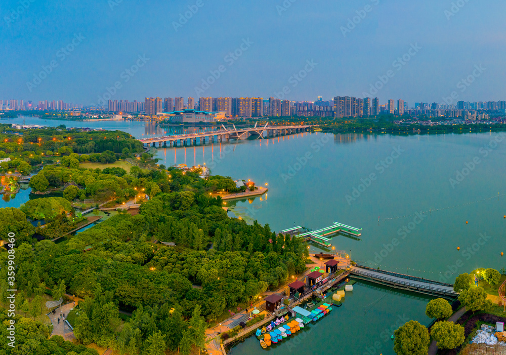 Naklejka premium Dusk scenery of Li Lake bridge, Wuxi City, Jiangsu Province, China