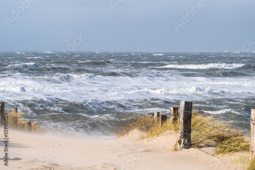 stürmische Nordsee bei Orkan mit Düne
