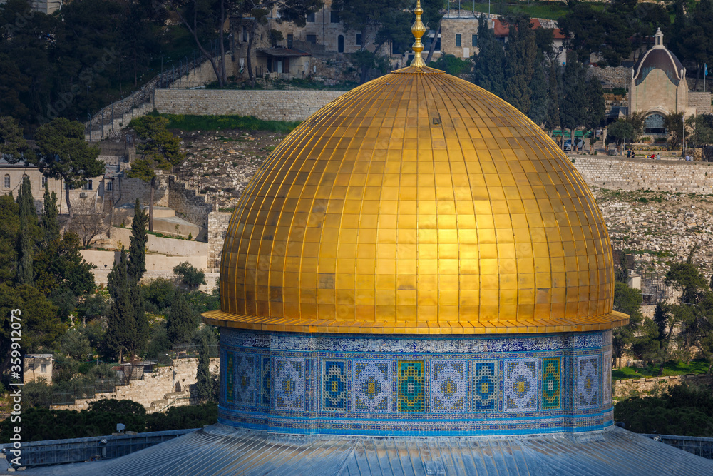 Obraz premium Close-up view on the mosque Dome of the Rock and Dominus Flevit Roman Catholic Church