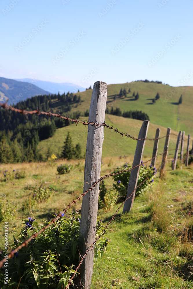 Ogrodzenie z drutu kolczastego w górach