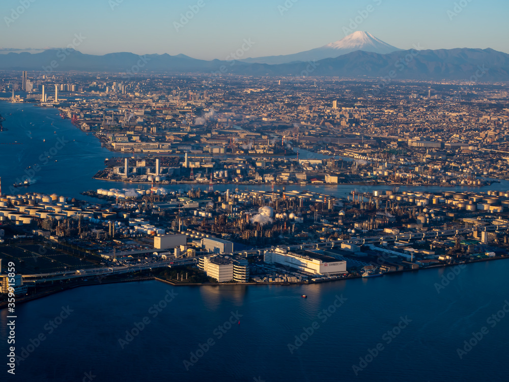 朝焼けの富士山と京浜工業地帯 / Mt. Fuji and Tokyo Industrial Area in Morning Sunlight 