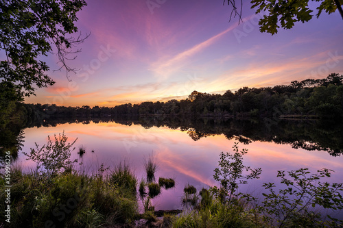 Coucher de soleil sur le lac d'hostens reflet couleurs 